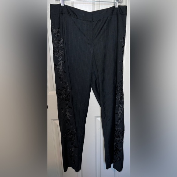 🌹 Express Embroidered Roses Wide Leg Pant - Picture 3 of 6